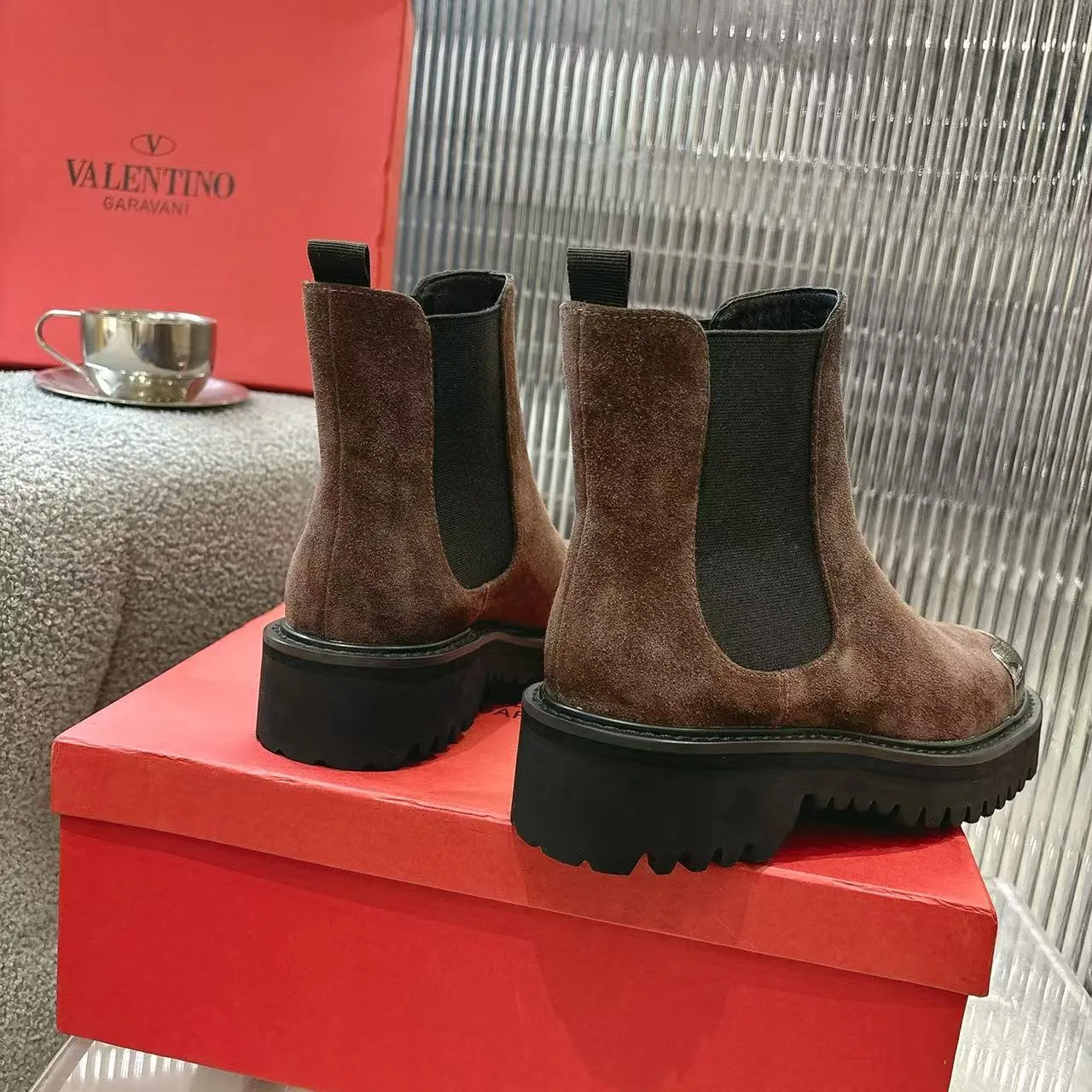👟👟Ex-factory price 600👟👟 2026𝑉𝐴𝐿𝐸𝑁𝑇𝐼𝑁𝑂 Valentino ♡ͥ | 💫Purchase level🔍 Classic Valentino’s special textured hardware brings out a full sense of luxury After putting it on my feet, I was shocked that my feet looked slimmer! The new season lives up to expectations! Worth buying ❥The original method is absolutely sentimental ❥Elegant style creates a different feeling🙈 Simple temperament style!  ♡ show bdetails ———————————— ⊿▸: Number of yards | 35-40 (41. Customized) ⊿▸: Material | Imported calfskin ⊿▸: Lining | Sheepskin ⊿▸: Number of yards 35-40 (41. Customized)